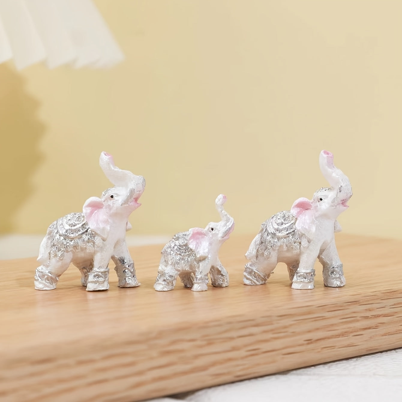 3pcs Resin Elephant Family Figurines, Decorative Collectibles for Indoor and Outdoor, Holiday Gift for Home and Office Decor, No Electricity Required
