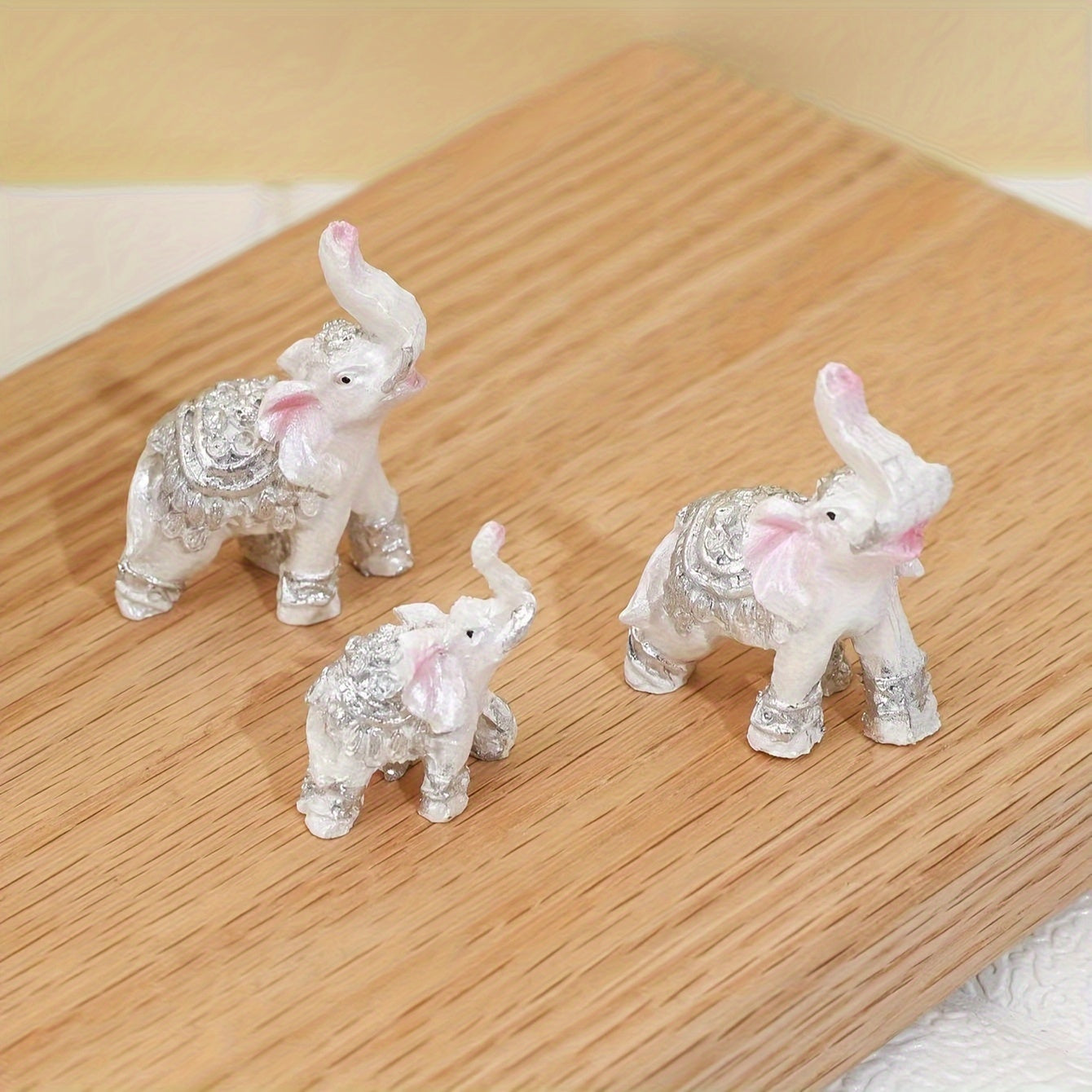 3pcs Resin Elephant Family Figurines, Decorative Collectibles for Indoor and Outdoor, Holiday Gift for Home and Office Decor, No Electricity Required