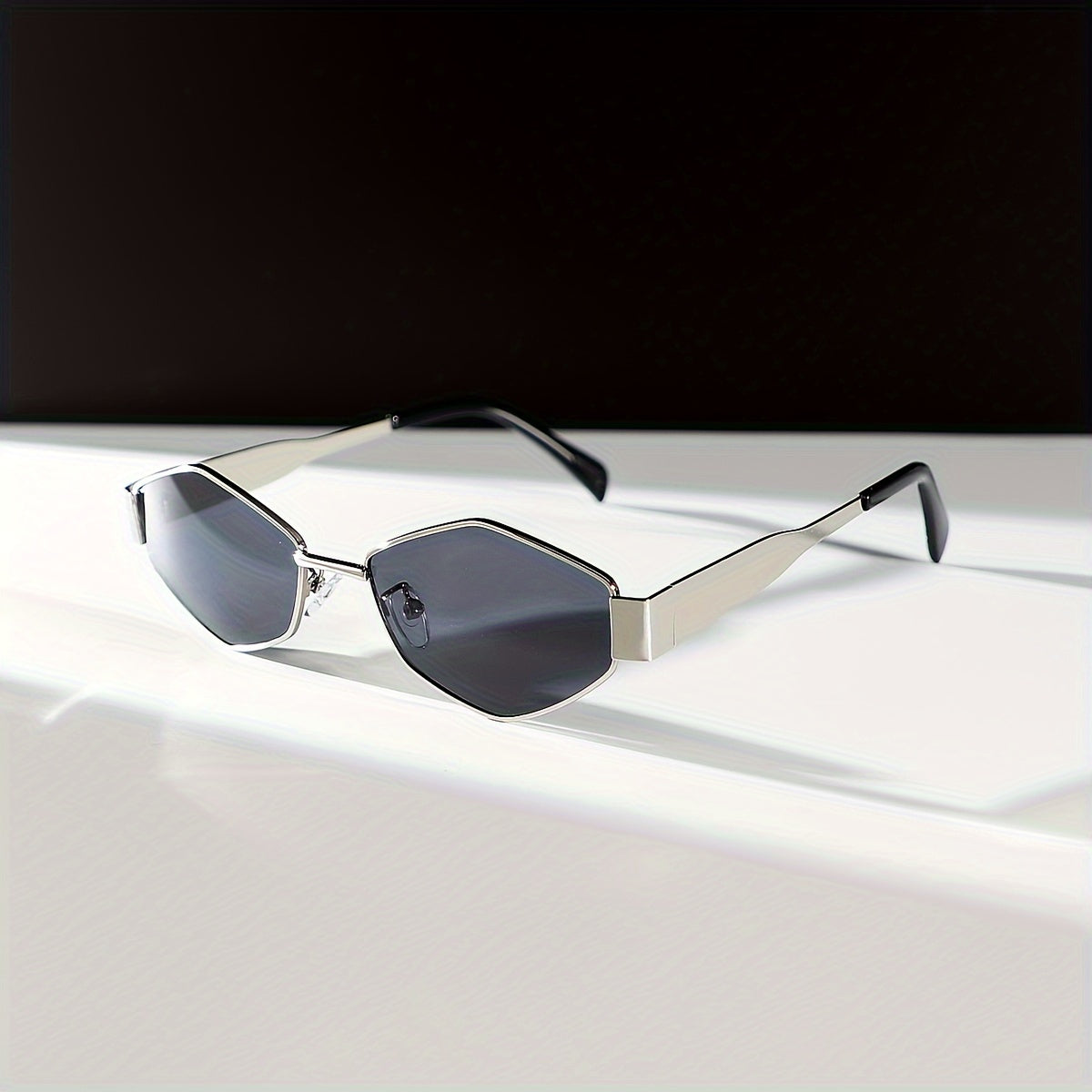 [Silvery-gray Diamond-shaped Travel Sunglasses] A Pair Of Elegant And Stylish Silvery-gray Geometric Diamond-shaped Sunglasses With A Golden Touch, Suitable For Traveling And Vacation Outfits, Making The Face Look Smaller And