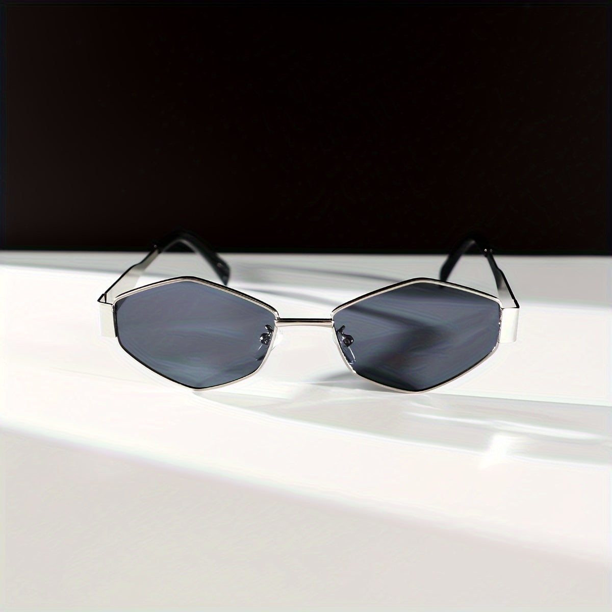 [Silvery-gray Diamond-shaped Travel Sunglasses] A Pair Of Elegant And Stylish Silvery-gray Geometric Diamond-shaped Sunglasses With A Golden Touch, Suitable For Traveling And Vacation Outfits, Making The Face Look Smaller And