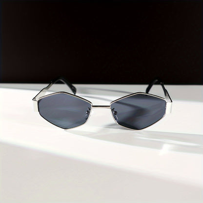 [Silvery-gray Diamond-shaped Travel Sunglasses] A Pair Of Elegant And Stylish Silvery-gray Geometric Diamond-shaped Sunglasses With A Golden Touch, Suitable For Traveling And Vacation Outfits, Making The Face Look Smaller And