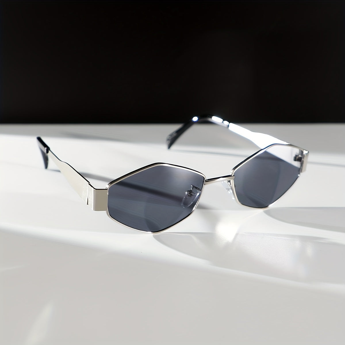 [Silvery-gray Diamond-shaped Travel Sunglasses] A Pair Of Elegant And Stylish Silvery-gray Geometric Diamond-shaped Sunglasses With A Golden Touch, Suitable For Traveling And Vacation Outfits, Making The Face Look Smaller And