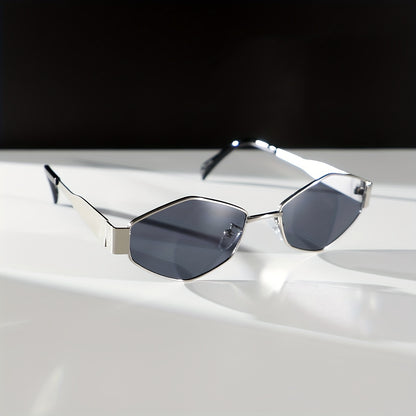 [Silvery-gray Diamond-shaped Travel Sunglasses] A Pair Of Elegant And Stylish Silvery-gray Geometric Diamond-shaped Sunglasses With A Golden Touch, Suitable For Traveling And Vacation Outfits, Making The Face Look Smaller And