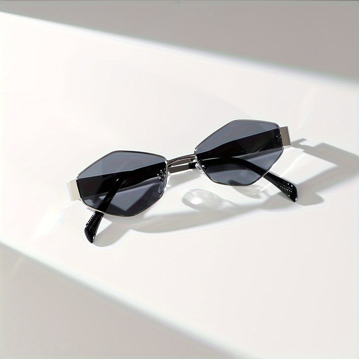 [Silvery-gray Diamond-shaped Travel Sunglasses] A Pair Of Elegant And Stylish Silvery-gray Geometric Diamond-shaped Sunglasses With A Golden Touch, Suitable For Traveling And Vacation Outfits, Making The Face Look Smaller And