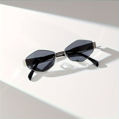 [Silvery-gray Diamond-shaped Travel Sunglasses] A Pair Of Elegant And Stylish Silvery-gray Geometric Diamond-shaped Sunglasses With A Golden Touch, Suitable For Traveling And Vacation Outfits, Making The Face Look Smaller And